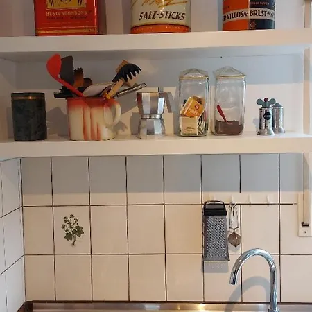 Charmante Vintage-wohnung Mit Balkon, Ruhig, Gruen Und Bestens Angebunden *